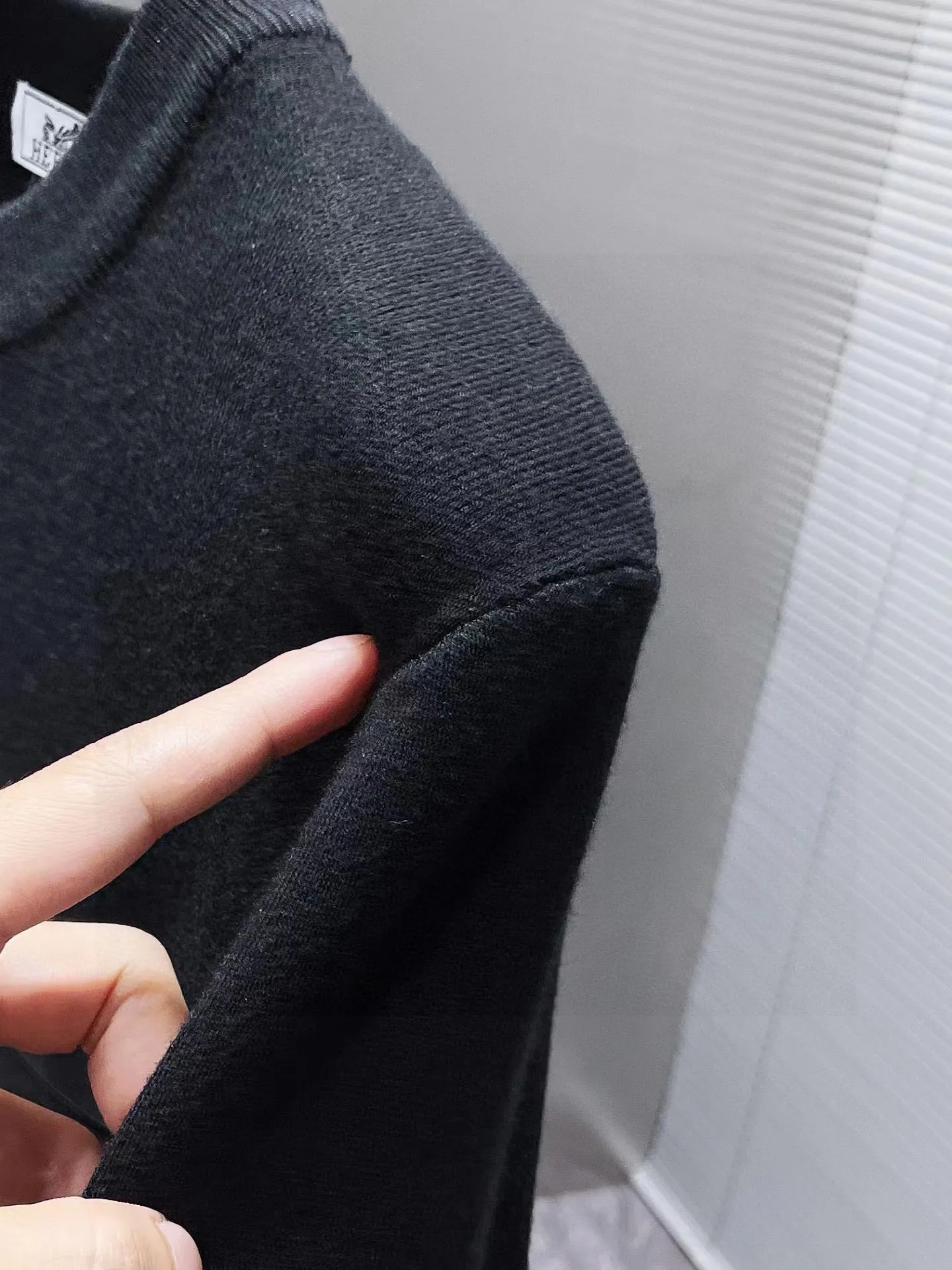 🅿️240 【LV Louis Vuitton】Autumn and winter classic round neck pullover sweater, in full condition! ! ! Wool blended fabric, the latest model in 2025, golden ratio! ! Slim-fitting soft gold, versatile and practical item, the combination and practicality are extremely powerful, simple and elegant, and classy! To create your own style, it is highly recommended to buy it in two colors. The standard slim fit tailoring process is suitable for both young and old men. It is knitted from wool and will not cause any discomfort! While keeping warm, it is stylish, textured and wearable, and the classic logo with contrasting colors on the chest feels in place! ! Recommended for regular customers! ! Size M-3XL (maximum wear: 190 pounds)